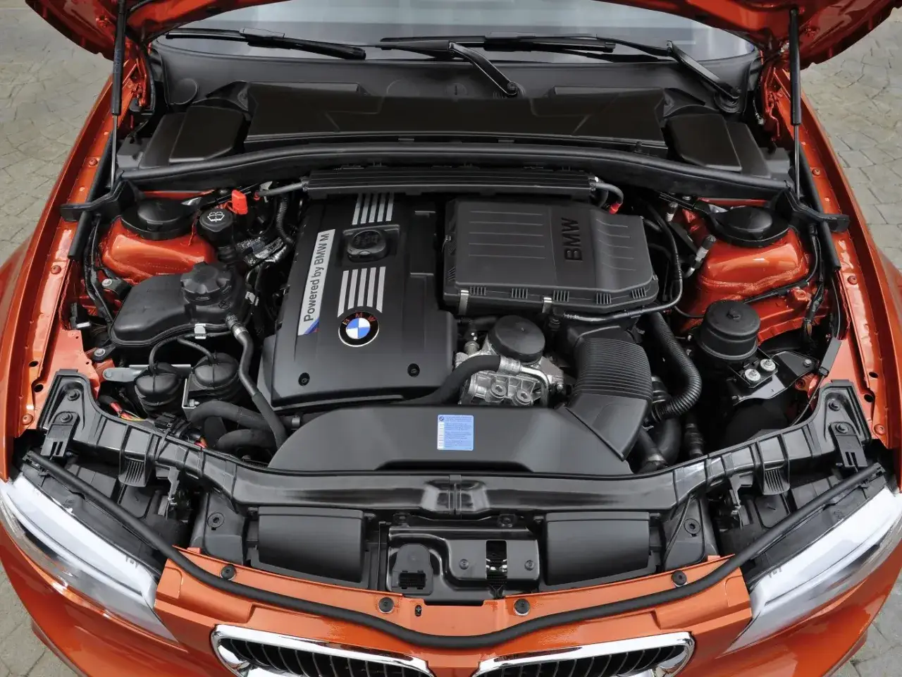 Silnik BMW M w pomarańczowym BMW E81.