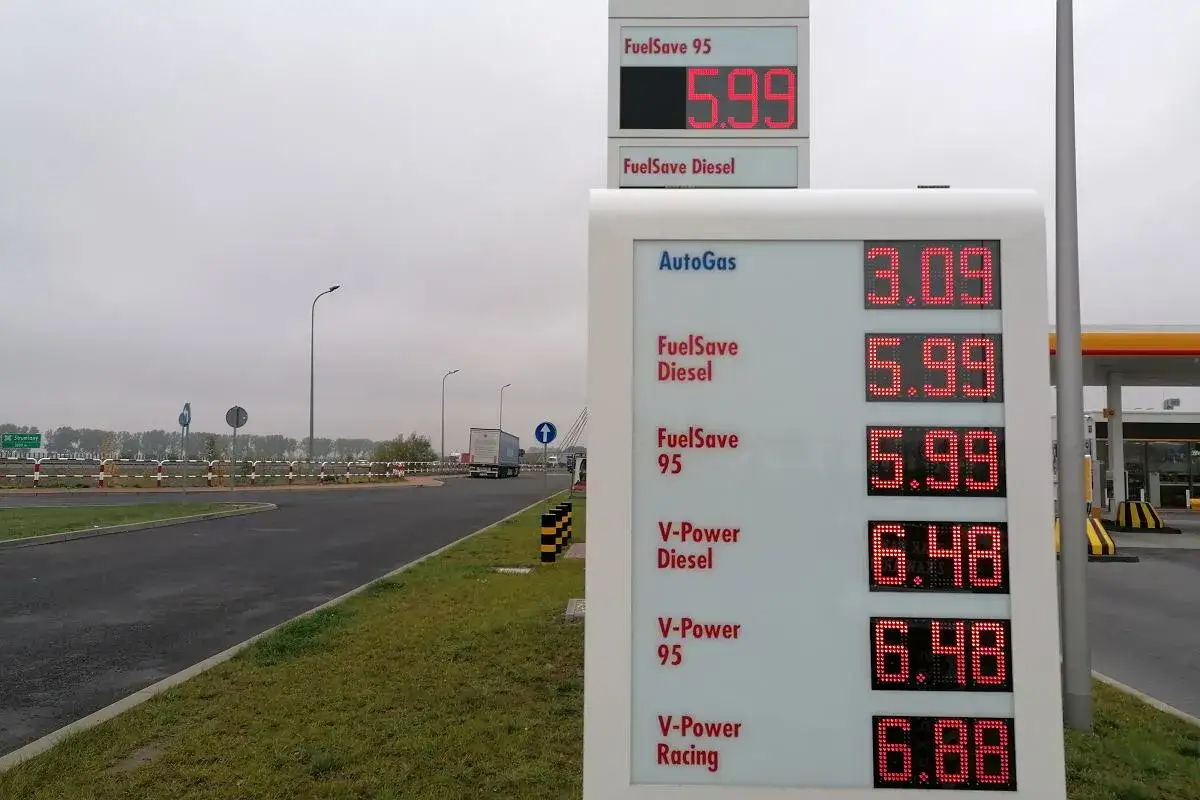 Ceny paliw na stacji Shell dzisiaj: AutoGas 3.09, FuelSave Diesel 5.99, FuelSave 95 5.99, V-Power Diesel 6.48, V-Power 95 6.48, V-Power Racing 6.88.