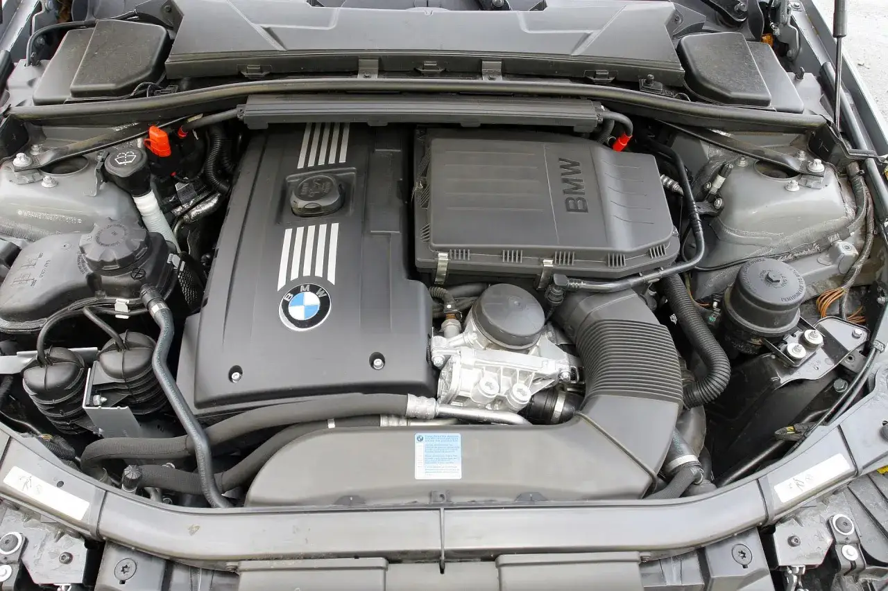 Silnik BMW E90 2.0 benzyna, czysty i zadbany, gotowy do jazdy.