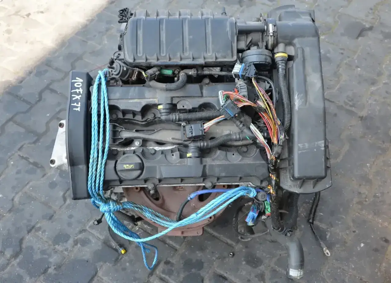 Silnik Peugeot 307 2.0 HDI, z widocznym oznaczeniem 107FX7, gotowy do montażu.