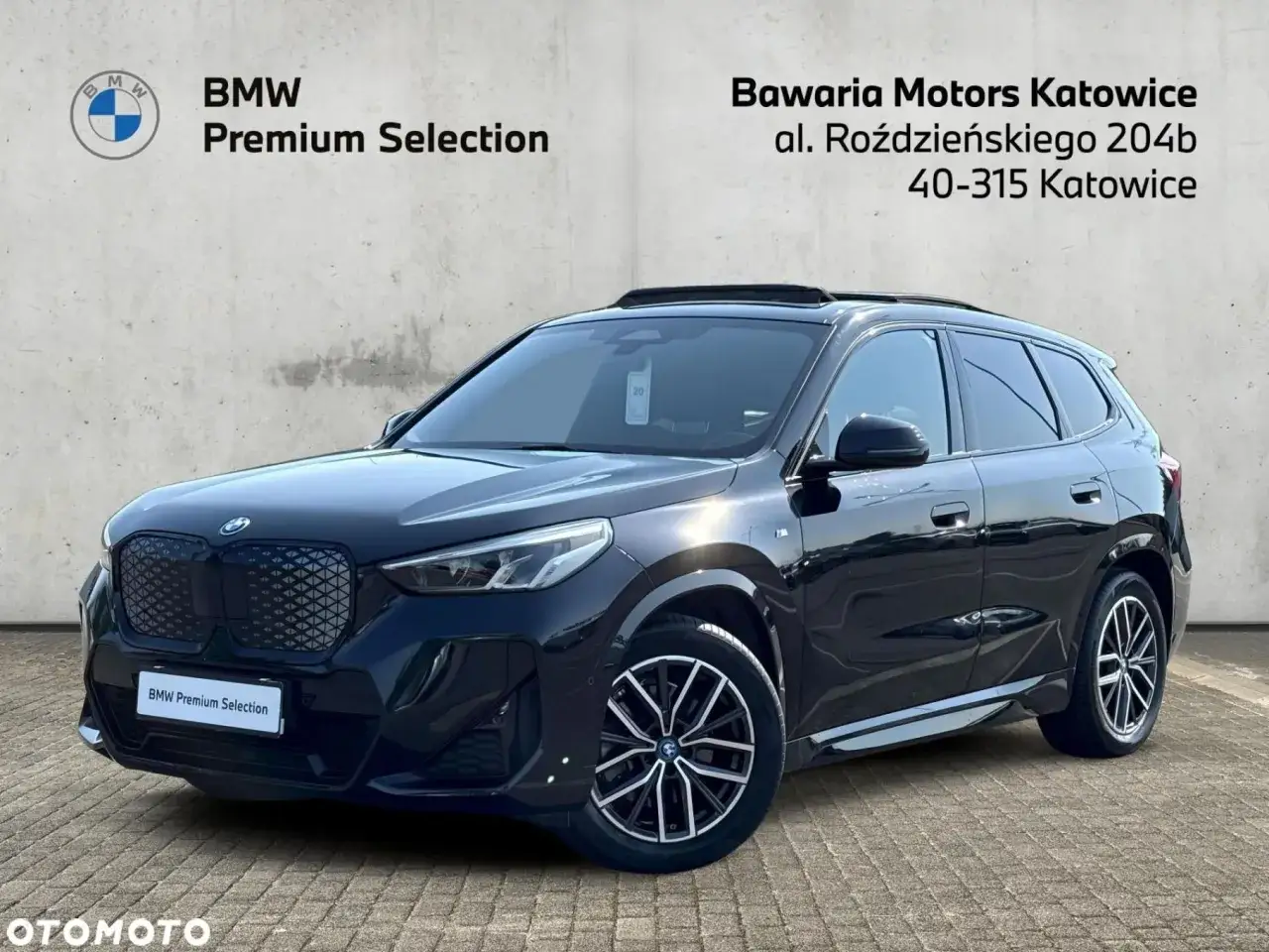 Elegancki, czarny BMW iX1 z salonu Bawaria Motors Katowice. Idealny na miejskie podróże.