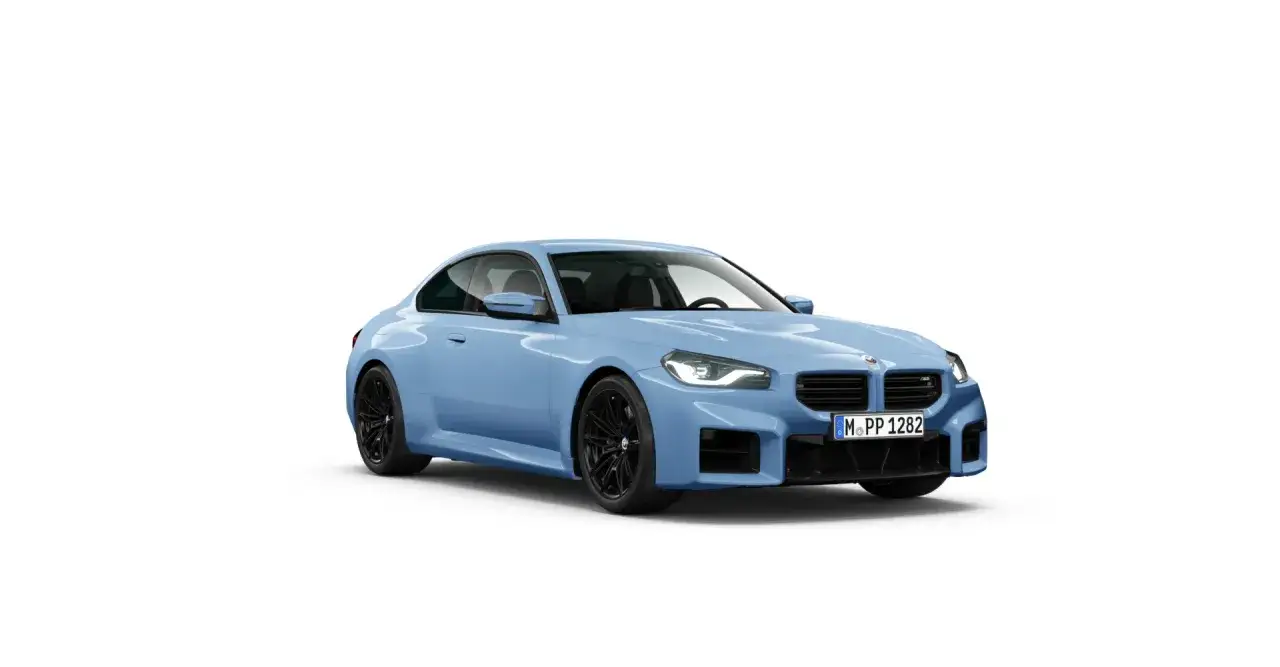 Niebieskie BMW M 2 z czarnymi felgami, gotowe do dynamicznej jazdy.