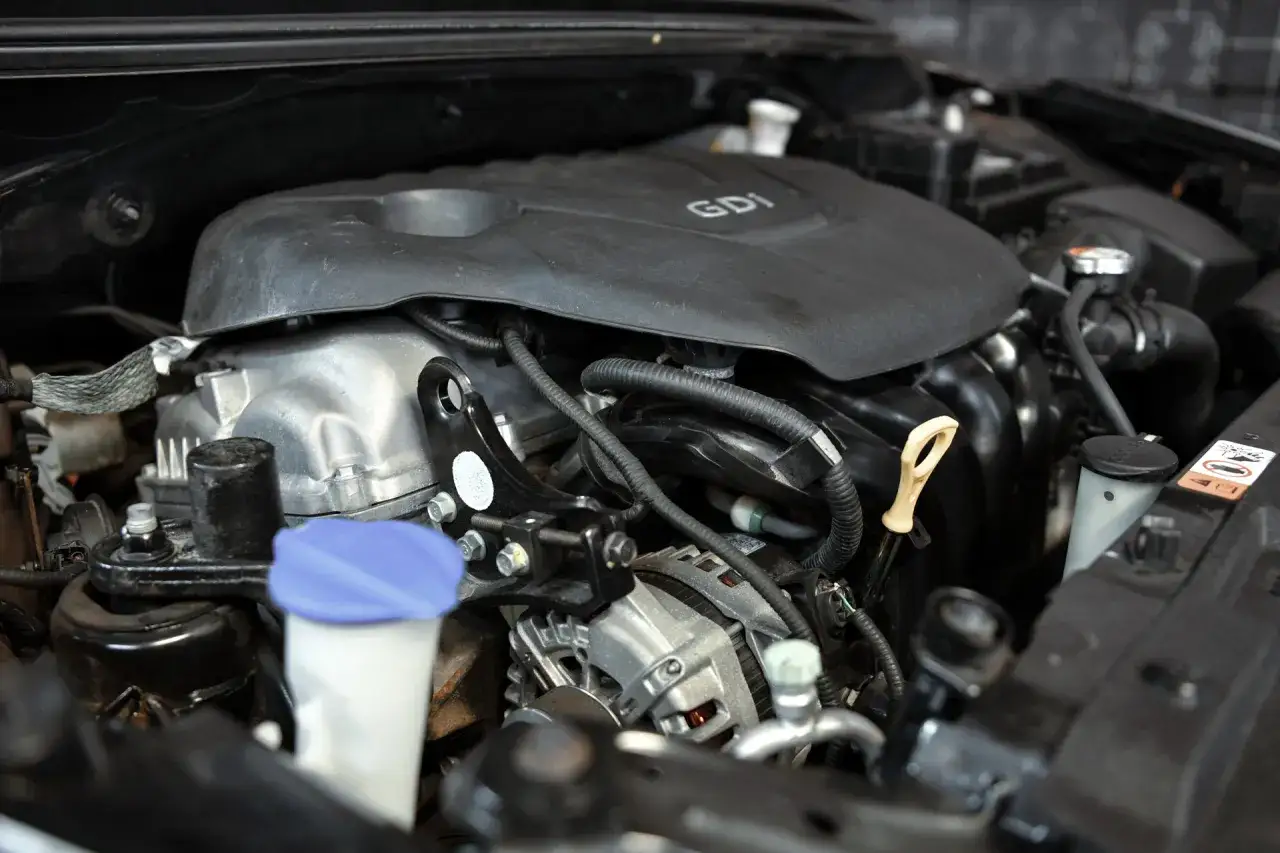 Silnik GDI w Kia Ceed 1.6 benzyna. Widoczny alternator i elementy układu chłodzenia.