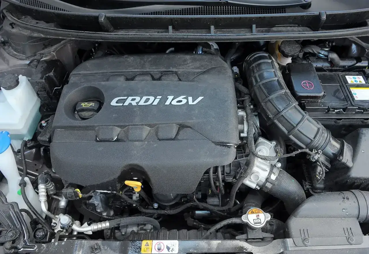 Silnik CRDi 16V w Hyundai i30 1.4 benzyna. Widoczny układ dolotowy i elementy chłodzenia.