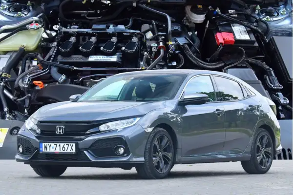 Szary Honda Civic 2017 z widocznym silnikiem.