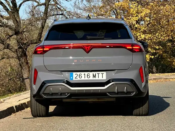 Szare Cupra Terramar z charakterystycznym pasem świateł LED. Wymiary tego SUV-a robią wrażenie.