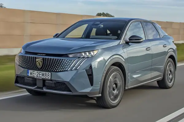 Nowy Peugeot 3008 na drodze. Sprawdź atrakcyjną peugeot 3008 cena i wyposażenie.