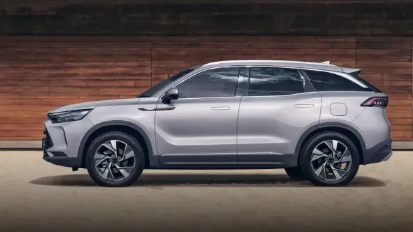 Srebrny SUV z nowoczesnym designem, idealny na rodzinne wycieczki. Sprawdź atrakcyjną baic 7 cenę!