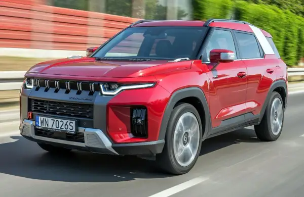 Czerwony SUV Torres 4WD w ruchu drogowym.