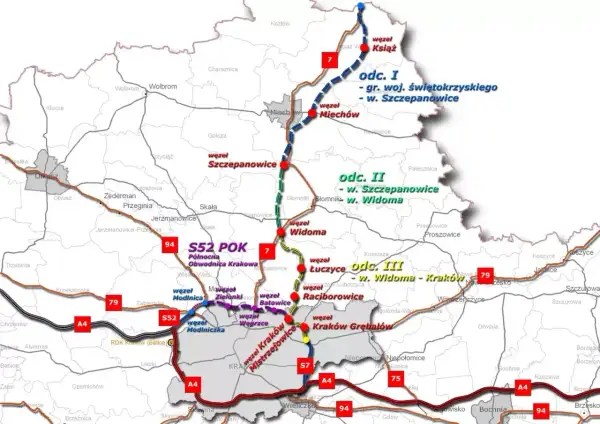 Mapa przedstawia przebieg drogi ekspresowej S7 i S52 w okolicach Krakowa. Widoczne są węzły i odcinki budowy.