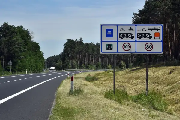 Droga ekspresowa jednojezdniowa z ograniczeniami prędkości 100 km/h i 80 km/h dla pojazdów o różnej masie.