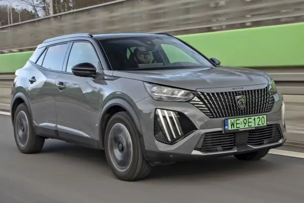 Szary Peugeot 2008 na drodze. Sprawdź aktualną peugeot 2008 cena i wybierz swój wymarzony SUV.