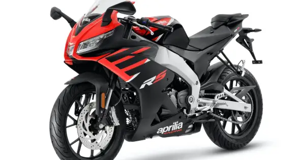 Sportowy motocykl Aprilia RS 125 w kolorze czarno-czerwonym. Idealny jako pierwszy motor na kat B.